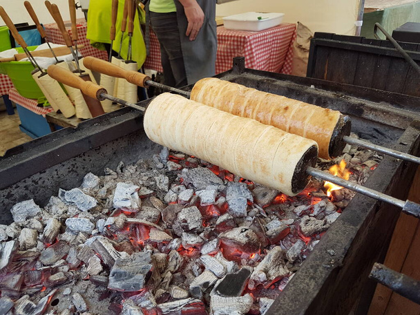 Pasteles de chimenea húngaros cocinando sobre carbón
 - Foto, Imagen
