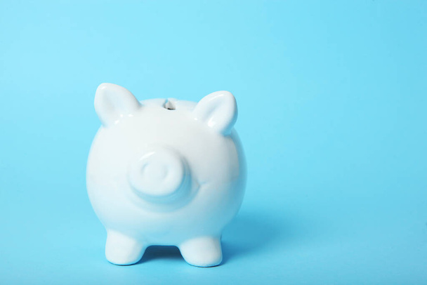 piggy piggy bank on a colored background. The concept of saving money. - Foto, imagen