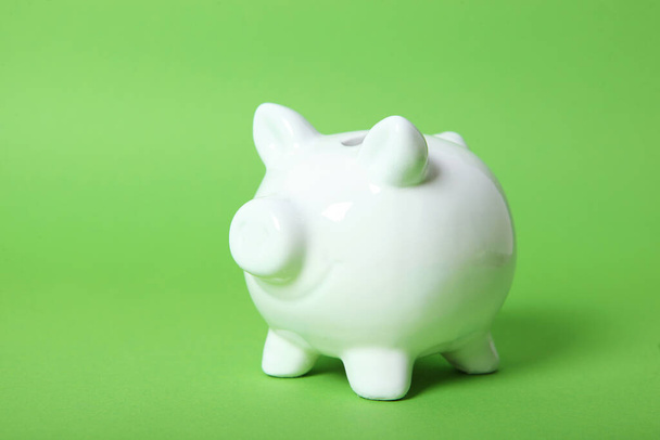 piggy piggy bank on a colored background. The concept of saving money. - Foto, Imagen