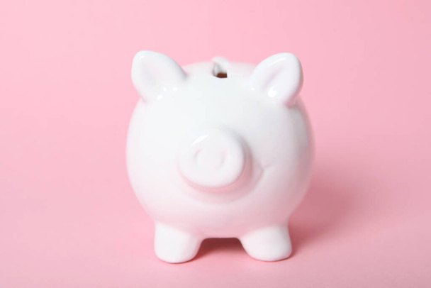 piggy piggy bank on a colored background. The concept of saving money. - Foto, afbeelding