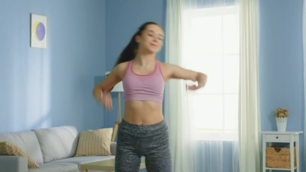 Fit Woman Is Doing Side Bends to Get Slim - Záběry, video