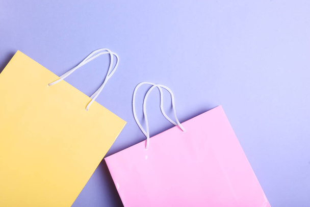 pacchetti per lo shopping su uno sfondo colorato vista dall'alto. Minimalismo, posto per il testo
. - Foto, immagini