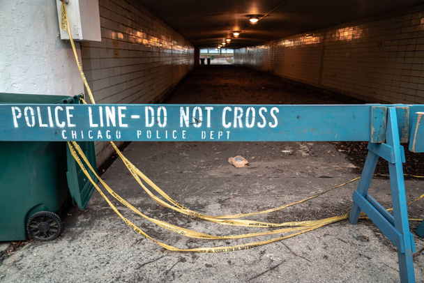 Detailní záběr na Chicagskou policejní linku s bílým nápisem: nekřížte namalované na modrých dřevěných barikádách, které blokují jezero před veřejností během pandemie a vypuknutí nákazy COVID-19.. - Fotografie, Obrázek