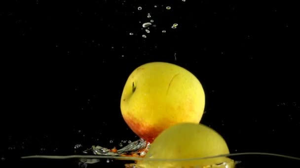 Apples in water. Slow motion. - Filmagem, Vídeo
