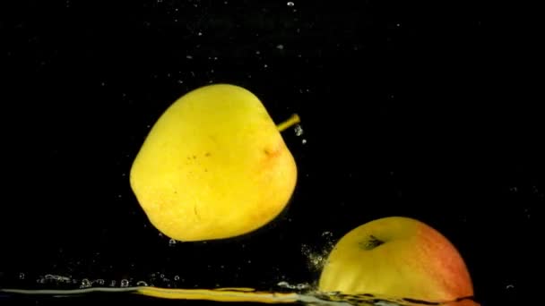 Apples in water. Slow motion. - Imágenes, Vídeo