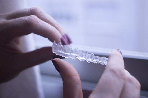 Abrazaderas de retención de dientes dentales transparentes para enderezar y alinear cada diente en la moderna tecnología dental. - Foto, imagen