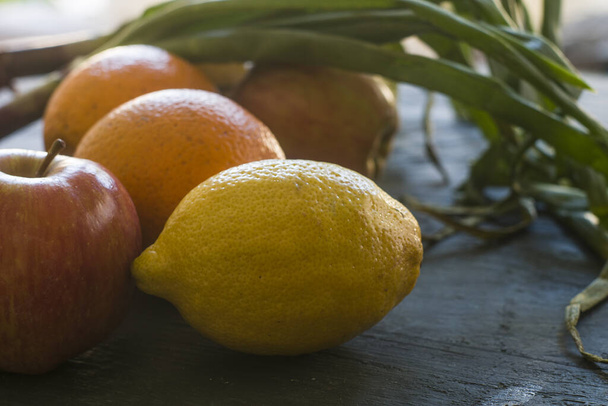 El limón algunas otras frutas y hortalizas. manzana, naranjas, cebolla
. - Foto, Imagen