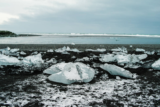 Алмазный пляж на Исландии или пляж Йокулсарлон Айсберг. Хрустальный лед тает на вулканическом пляже в Исландии
. - Фото, изображение