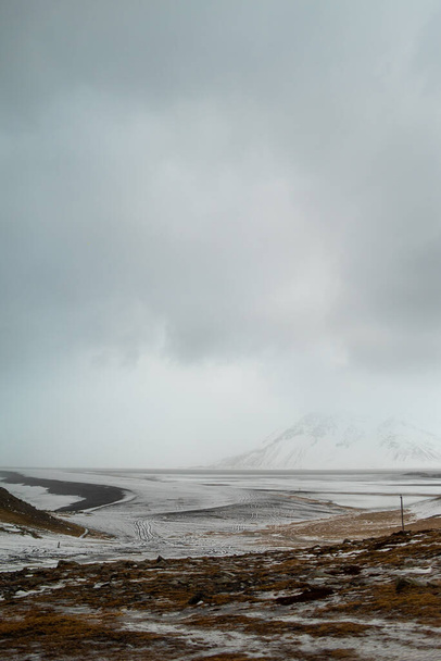 Scenic felhős hegyi táj Izlandon - Fotó, kép