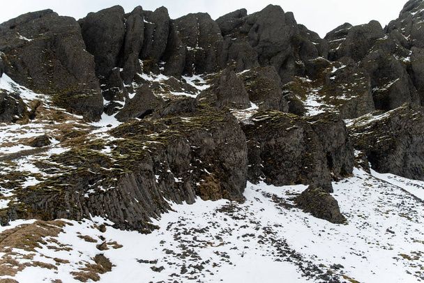 Zima na Islandii u podnóża wulkanu. Snowy Islandzka góra - Zdjęcie, obraz