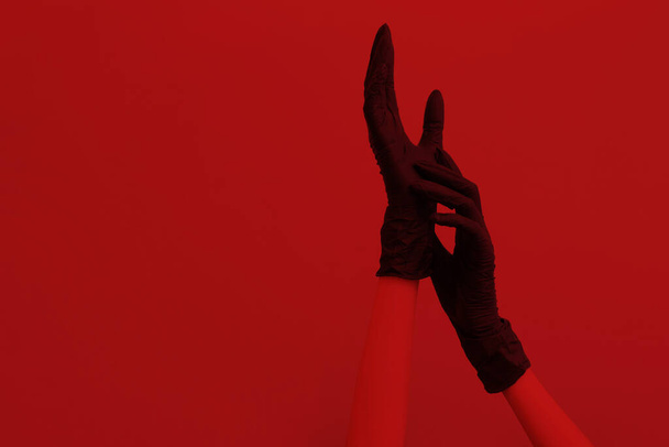Manos en guantes protectores con jeringa y antisépticos
 - Foto, Imagen