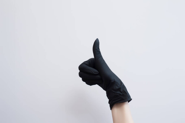 Manos en guantes protectores con jeringa y antisépticos
 - Foto, imagen