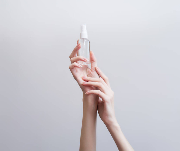 Руки в защитных перчатках со шприцем и антисептиками
 - Фото, изображение
