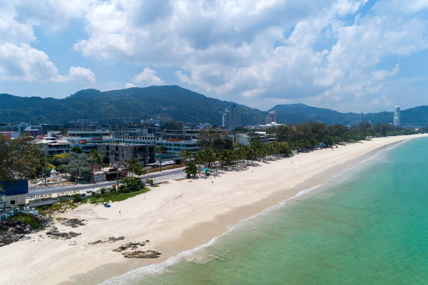Prázdná pláž na pláži Patong Phuket Thajsko v květnu 1 -2020 Pláž uzavřena během Covid-19 ohnisko - Fotografie, Obrázek
