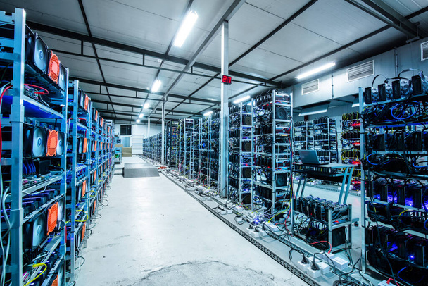 Bitcoin ve kripto madencilik çiftliği. Büyük veri merkezi. Yüksek teknoloji sunucu bilgisayarları çalışıyor - Fotoğraf, Görsel