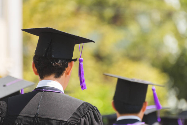 Πίσω όψη των αποφοίτων ενταχθούν στην τελετή αποφοίτησης στο πανεπιστήμιο. Εκπαίδευση αποφοίτηση στο πανεπιστήμιο έννοια θέμα. - Φωτογραφία, εικόνα