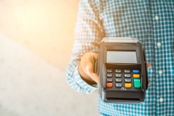 Χέρι άνθρωπος με μηχανή πιστωτικών καρτών. - Φωτογραφία, εικόνα