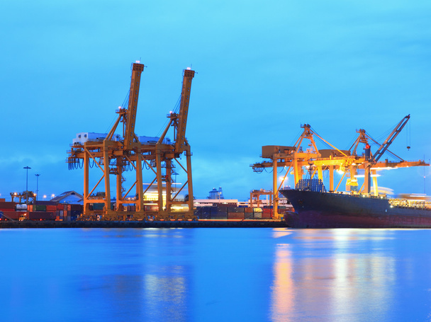 Carga de contenedores en el puerto de comercio marítimo
 - Foto, Imagen