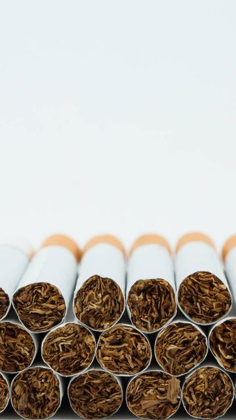 Stapel Zigaretten und Leerzeichen im Text - Foto, Bild