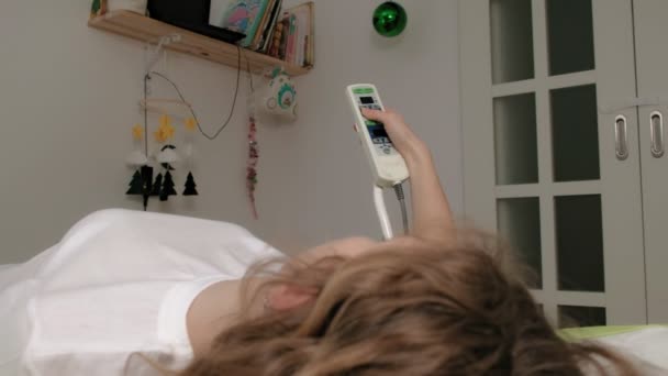 Een vrouw ligt op een massage elektronisch bed. - Video