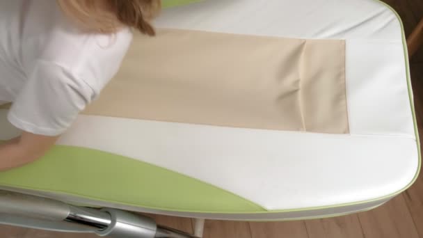 Una mujer se acuesta en una cama electrónica de masaje
. - Imágenes, Vídeo