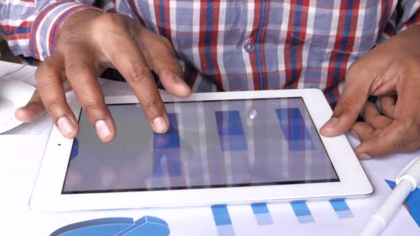 hombre de negocios analizando datos financieros en tableta digital
  - Imágenes, Vídeo