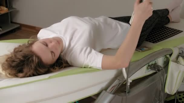 Nainen makaa hieronnassa sähköisessä sängyssä
. - Materiaali, video