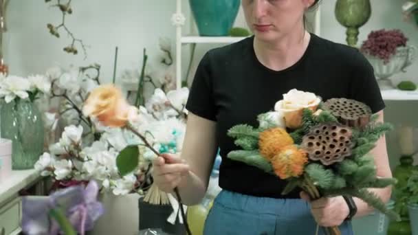 花屋の仕事だ。花束を構成する - 映像、動画