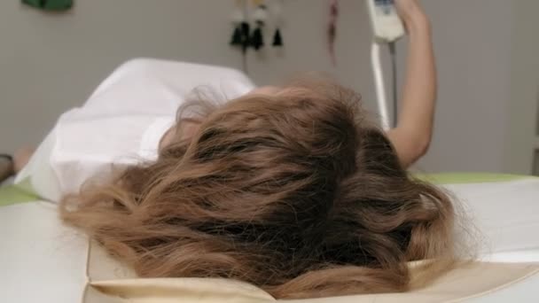 女性はマッサージ電子ベッドに横たわっています. - 映像、動画