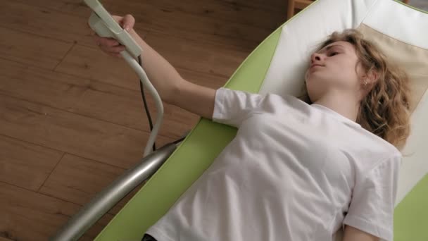 Žena leží na masážní elektronické posteli. - Záběry, video