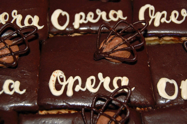 Шоколадний оперний торт як частина десерту
  - Фото, зображення