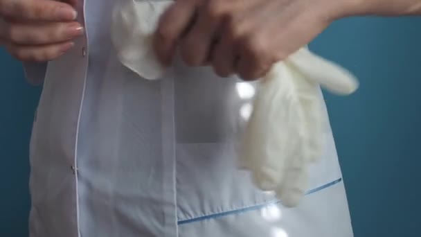 The doctor in the white coat puts the latex gloves in his pocket - Záběry, video