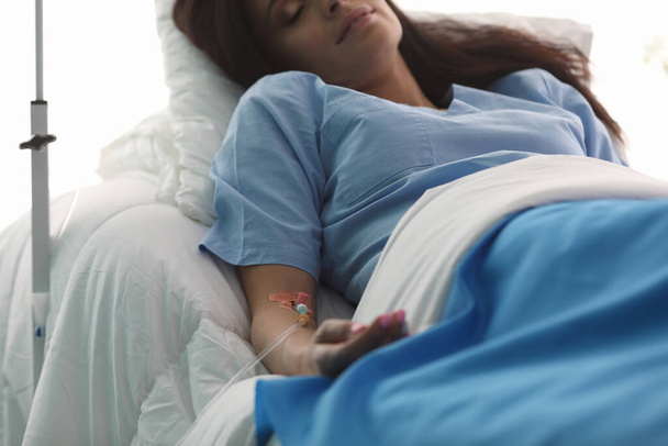 Kaunis tyttö makaa sairaalassa pisara kätensä - Valokuva, kuva
