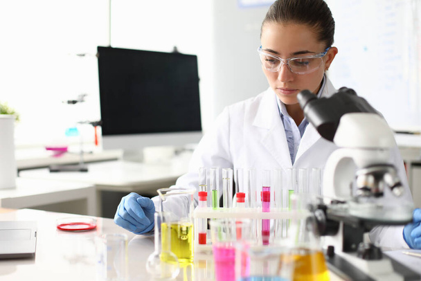 Lab assistant making chemical analysis - Photo, Image