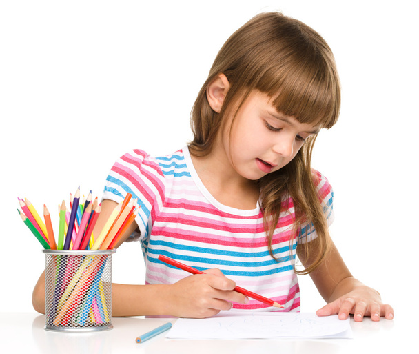 Little girl is drawing using pencils - Foto, afbeelding