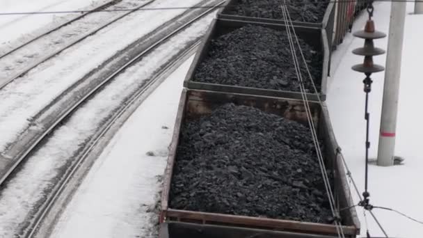 pociąg towarowy przewozi węgiel. Pełne wagony załadowane minerałami - Materiał filmowy, wideo