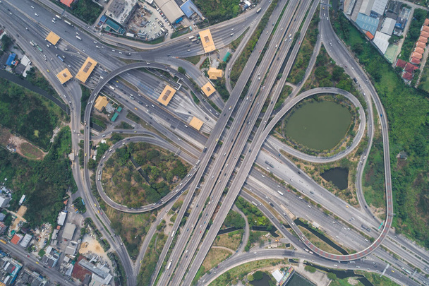 Αεροφωτογραφία TRansport της διασταύρωσης κυκλοφορίας σταυροδρόμι με κίνηση του οχήματος, Infinity σήμα - Φωτογραφία, εικόνα