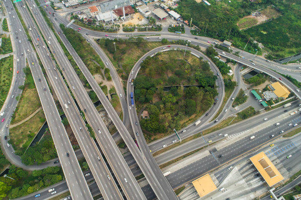 TRansport Luftaufnahme der Kreuzung Verkehrskreuzung mit Fahrzeugbewegung, Unendlichkeitszeichen - Foto, Bild