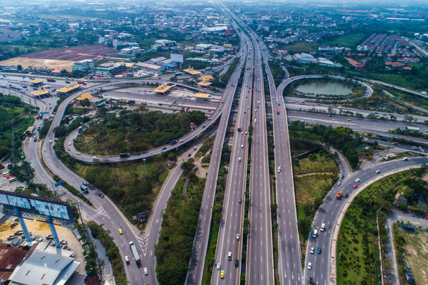 TRansport vista aérea da estrada de cruzamento de tráfego de intersecção com o movimento do veículo, sinal Infinito
 - Foto, Imagem