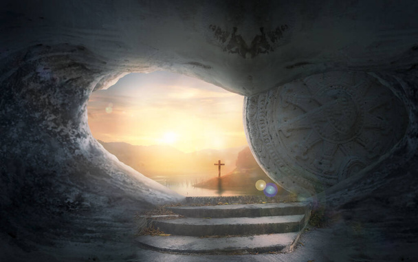 Concepto Domingo de Pascua: Tumba vacía con cruz sobre fondo de atardecer
 - Foto, Imagen