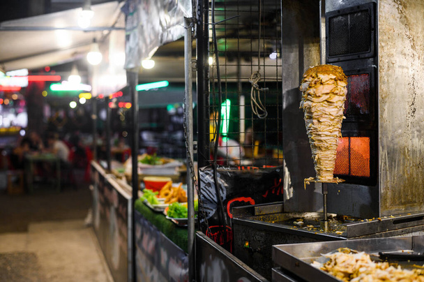 Mostra de caminhão de comida de rua com carne bbq
 - Foto, Imagem