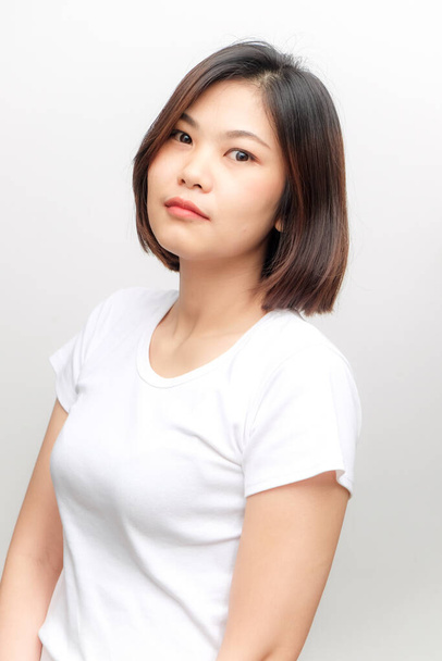 Gesunde asiatische Frauen, die auf weißem Hintergrund lächeln, Modefrauen - Foto, Bild