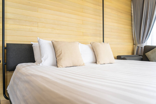 ホテルリゾートのベッドルームのベッド装飾のインテリアの上の白い快適な枕 - 写真・画像