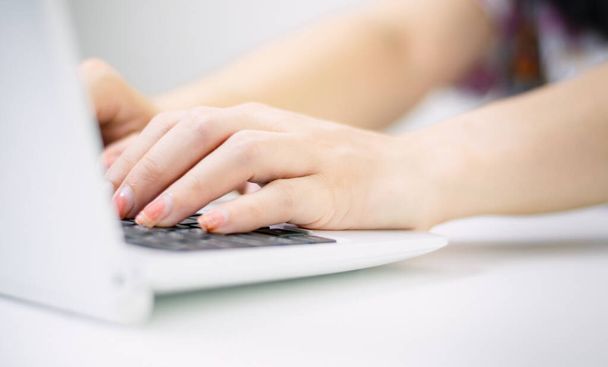 Женщина вручную нажав на компьютерную клавиатуру концепция Бизнес работа в офисе или работа на дому
 - Фото, изображение