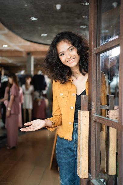 asian fashion shop owner at her boutique - Foto, immagini