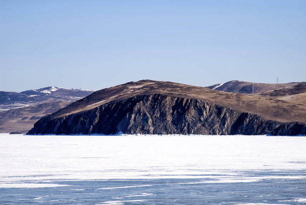 Θέα της χιονισμένης λίμνης Baikal - Φωτογραφία, εικόνα