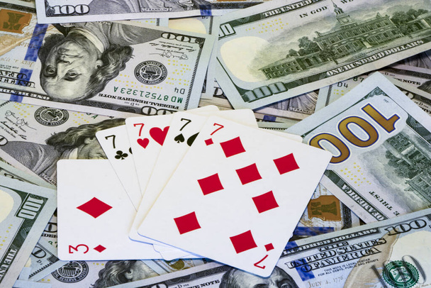 Покерные комбинации карт на фоне долларовых купюр
 - Фото, изображение