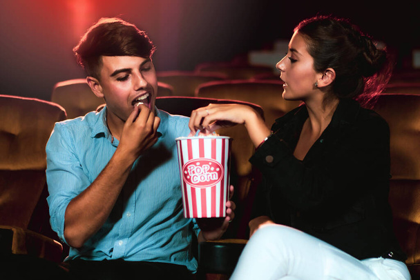 Чоловік і жінка дивиться фільм у кінотеатрі. Групова рекреаційна діяльність та концепція розваг
. - Фото, зображення