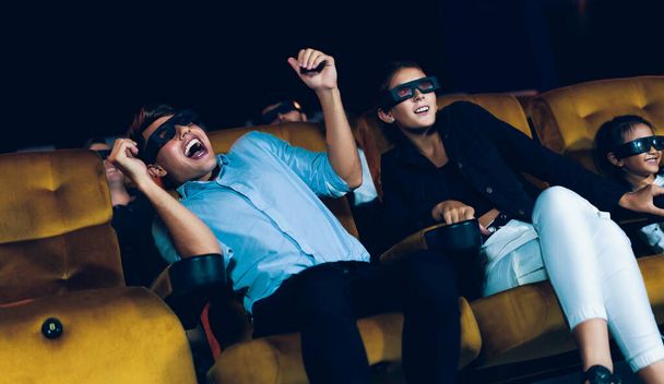 Emberek csoportja néz filmet 3D-s szemüveggel moziban érdeklődéssel nézi a képernyőt, izgalmas és élvezze - Fotó, kép