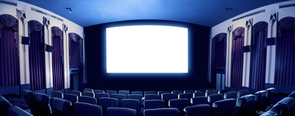 Κινηματογραφική οθόνη μπροστά από τις σειρές καθισμάτων στον κινηματογράφο δείχνει λευκή οθόνη προβάλλεται από τον κινηματογράφο. Ο κινηματογράφος είναι διακοσμημένος με κλασικό στυλ για την πολυτέλεια αίσθηση της ταινίας βλέποντας. - Φωτογραφία, εικόνα